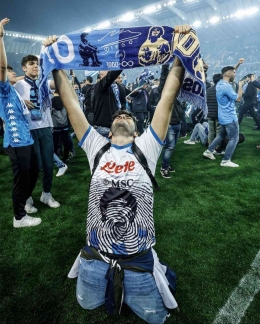 Suporter Napoli memberikan tribut kepada Maradona di lapangan Friuli/ foto: 433app.com