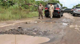 Gubernur Lampung Arinal Djunaedi melakukan pengecekan jalan yang akan ditinjau oleh Presiden Jokowi. Foto : Tribun Lampung.com
