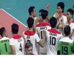 Ekspresi Pemain Bola Voli Putra Indonesia setelah kalahkan Singapura 3-0 di Ajang SEA Games Kamboja 2023 (foto: dok.PBVSI/by.Bola.com)