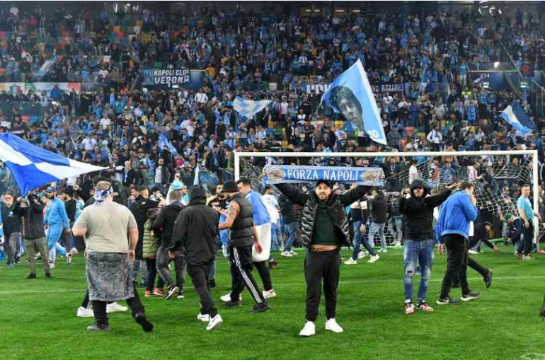 Suporter Napoli merayakan pesta juara liga Italia di Stadion Friuli, Udinese. Sumber: REUTERS/Jennifer Lorenzini