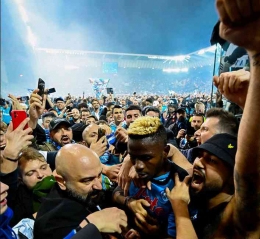 Victor Osimhen dikerubungi fans Napoli usai memastikan gelar juara liga Italia. Sumber: @SiaranBolaLive