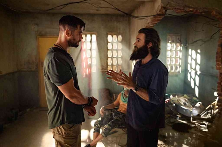 Chris Hemsworth dan Sam Hargrave dalam Extraction (2020), foto dari Netflix/IMDb.