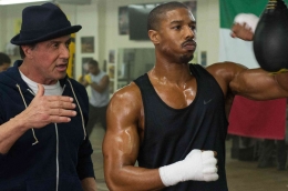 Sylvester Stallone dan Michael B. Jordan dalam Creed (2015), foto dari Warner Bros/IMDb.