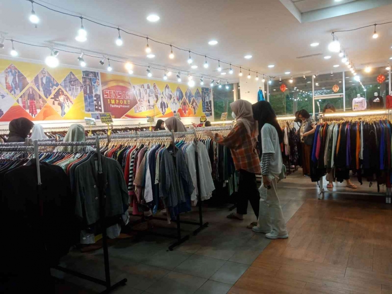Suasana di tempat toko baju Sensasi Import lantai 1 mall yogya | Dokumen pribadi: Nada Nadhifah