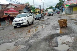 Ramai soal jalan rusak, masyarakat bisa melapor ke PUPR (dok foto: kompasa.com/Ari Maulana Karang)