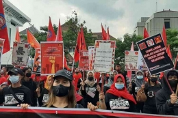 Demo buruh tuntut kenaikan UMK 2022 di depan kantor Gubernur Jawa Tengah. Foto: Kompas.com