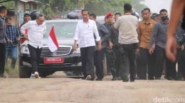 Presiden Jokowi menimjau jalan rusak di Lampung (foto. detikNews.com)
