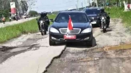 Mobil Presiden Joko Widodo melewati jalan rusak di Lampung (foto : Metro.Suara.com)
