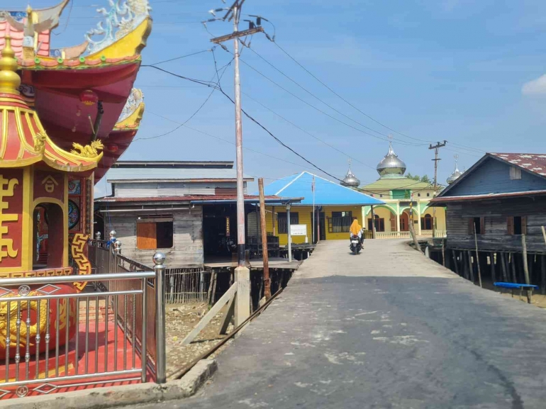 Masjid dan Kelenteng yang berdekatan (dokumentasi pribadi)