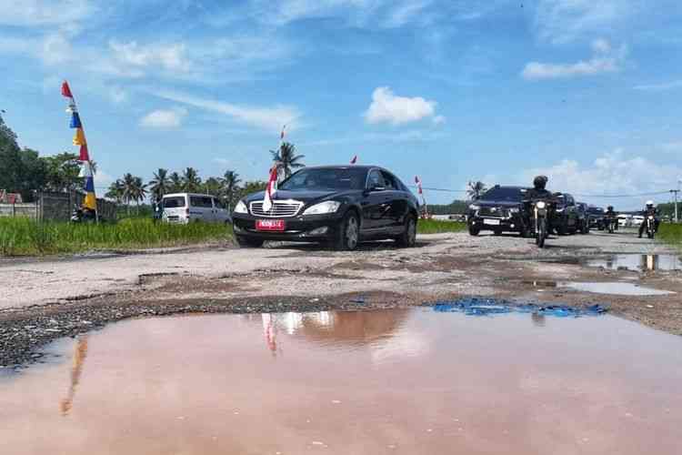 Rombongan Pak Jokowi Melintas di Jalan Rusak di Lampung (Sumber : nasional.kompas.com)