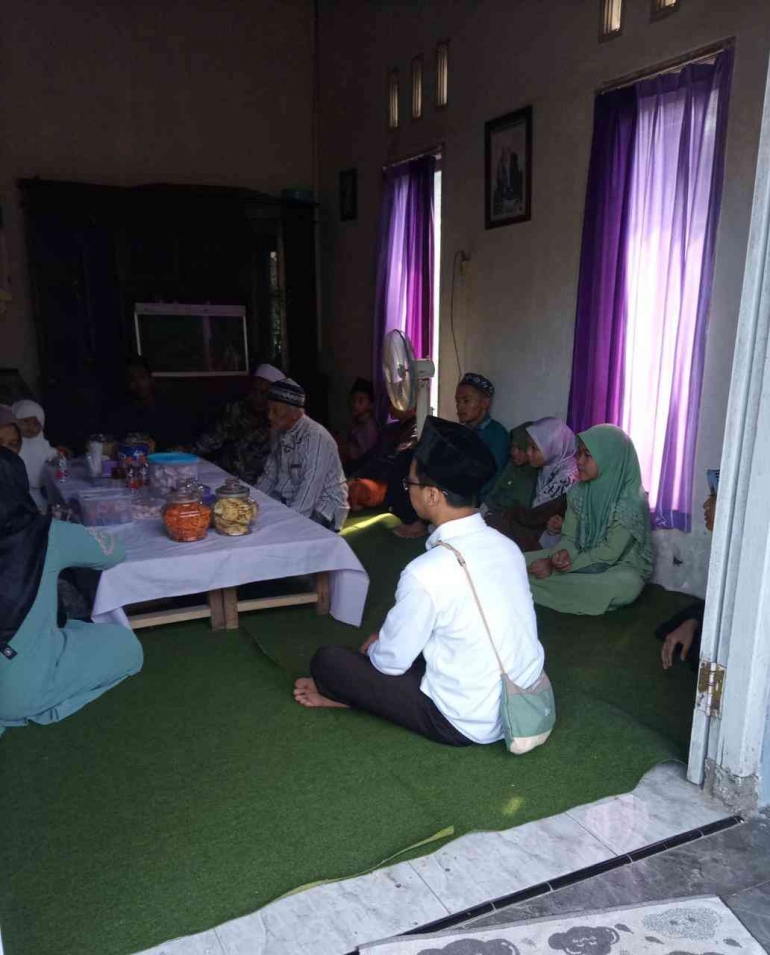 Suasana saat silaturahmi di rumah tetangga. Dokpri