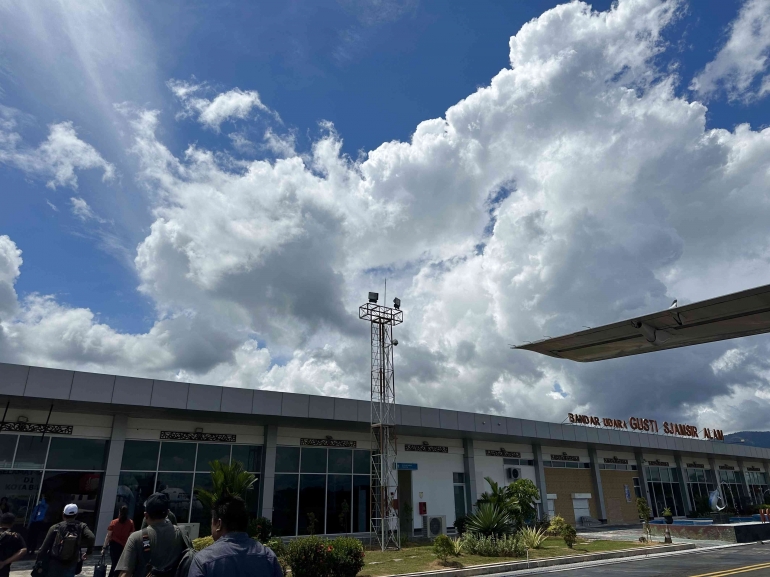 Bandara Gusti Sjamsir Alam, Kotabaru : Pintu kedatangan dari jalur udara ( Dok. Pribadi )