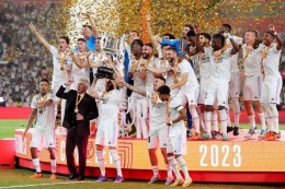 Para pemain Real Madrid mengangkat trofi Piala Raja Spanyol. Sumber: FaktaSepakbola