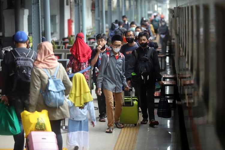 Ilustrasi pendatang yang tiba di Jakarta. Sumber: Shutterstock/Wulandari via kompas.com