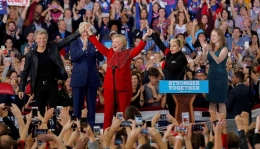 ilustrasi : Lady Gaga dan Jon Bon Jovi Meriahkan Kampanye Hillary Clinton, foto : Johan Fatzry 