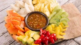Rujak buah dapat dikonsumsi sehari-hari dengan sambal kacang yang tak terlalu pedas (Haibunda.com)