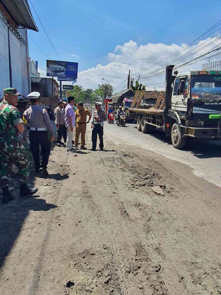 Gambar perbaikan Jalan Raya Menganti-Surabaya oleh Dinas PUPR Kabupaten Gresik setelah penulis buat tulisan di Kompasiana (foto dokpri)