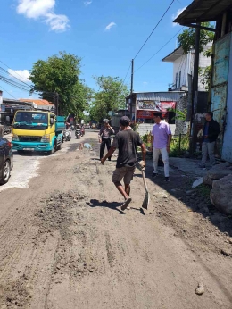 Gambar perbaikan Jalan Raya Menganti-Surabaya oleh Dinas PUPR Kabupaten Gresik setelah penulis buat tulisan di Kompasiana (foto dokpri)