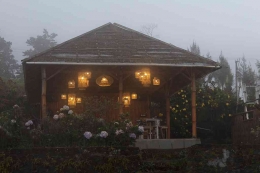 Area Restoran yang Diliputi Kabut| Sumber: darwinarya