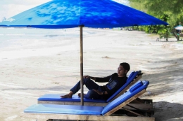 Pengunjung sedang bersantai  di tepi Pantai Gedambaan (Dok : @patricktjahyo)