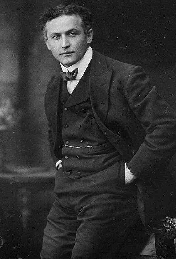 Harry Houdini (Credit: Wiki Fandom)