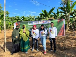 Dosen Departemen HPT menanam kelor di Kabupaten Maros (Sri NurAminah, 20/8/2022)