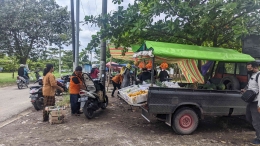 Pedagang sayur di Pasar Desa di Desa Pladen. Sumber: Dokpri