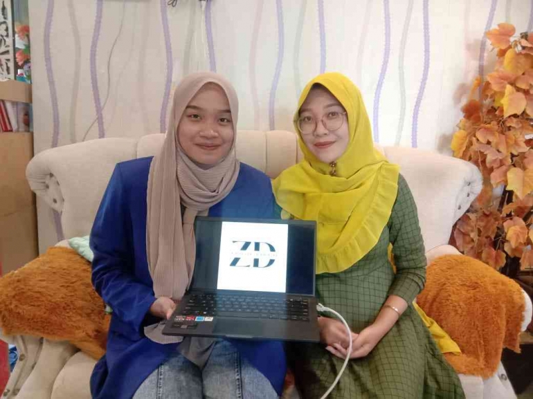Potret Pemilik Grosir Zada II yang antusias mendengarkan penjelasan tentang tata cara penggunaan tiktok shop/Olahan pribadi