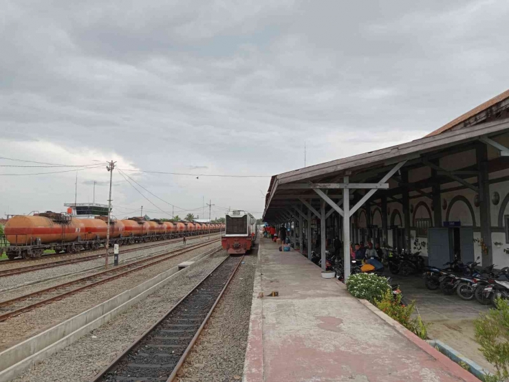 Peron dan lintasan rel kereta api di Stasiun Belawan, Medan, 30/4/2023 (Dokumentasi Pribadi)