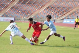 Aksi pemain Indonesia Marselino (merah) saat lawan Myanmar. (Dok pssi dipublikasikan kompas.com)
