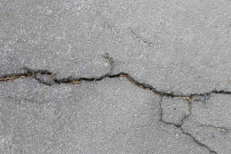 Aspal jalan yang retak rambut, awal kerusakan besar jalanan. Sumber: Pixabay/Wolfgang Eckert.