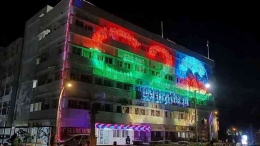 Sebuah gedung dihiasi dengan tulisan G20 di kota Srinagar, Jammu dan Kashmir. | Sumber: Greater Kashmir