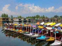 Perahu-perahu di Danau Dhal di Srinagar, Jammu dan Kashmir. | Sumber: ANI