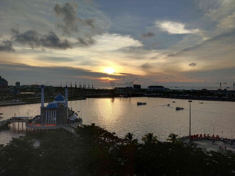 Dok. Pribadi - Senja di Anjungan Pantai Losari Makassar