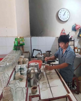 Penyeduh kopi di Warkop Bali, Sibolga, Sumatera Utara (Foto: Dokumentasi pribadi Ari Junaedi)