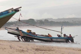 Para Nelayan dan Pekerja Mendorong Perahu ke Tepian Pantai/Sumber: darwinarya