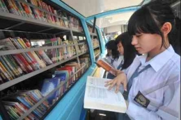 Pelajar Yang Tengah Membaca Buku Di Perpustakaan | Sumber Situs Fakta Kampus