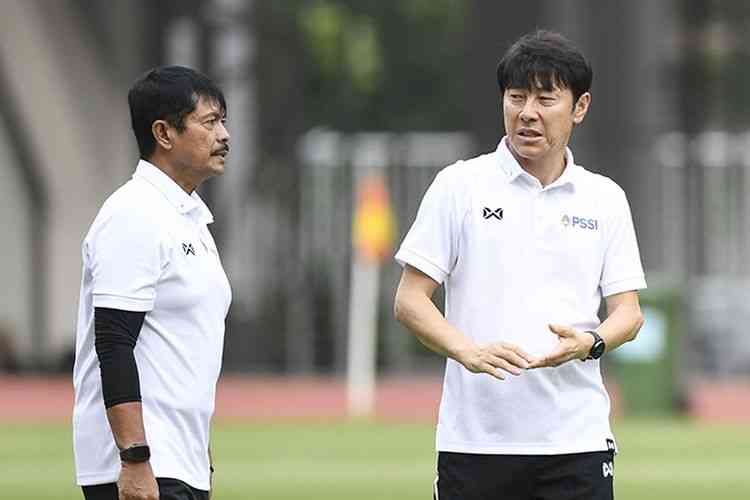 Coach Indra Sjafri dan Shin Tae-yong. (ANTARA FOTO/HAFIDZ MUBARAK A/via KOMPAS.COM)