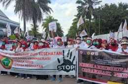 Demo nakes menolak RUU Kesehatan di DPRD Sultra (sumber: kompas.com/KIKI ANDI PATI)