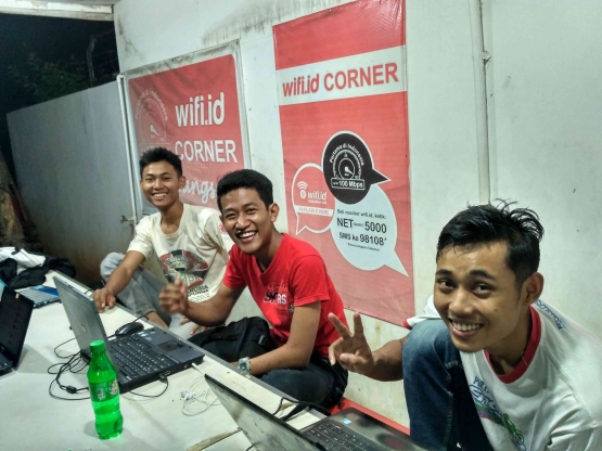 Dokumentasi Pribadi, bersama teman-teman yang berkarya di Wifi.id Corner Telkom Indonesia Cabang Bangsri. (31/08/2016)