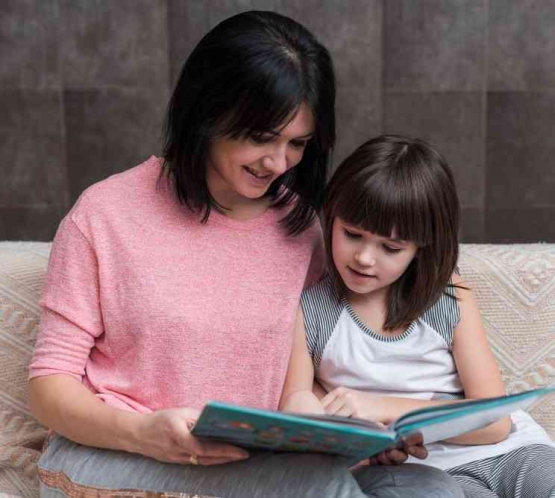 Kebahagiaan dan Tantangan Mengajarkan Keterampilan Membaca Pada Anak. (Sumber Gambar: freepik.com)