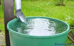 Air hujan yang ditampung di rumah dapat pula dipakai untuk menyiram tanaman (dok foto: artikel.rumah123.com)