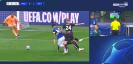 Pengecekan VAR yang menggagalkan  penalti Inter. Sumber: @vartatico