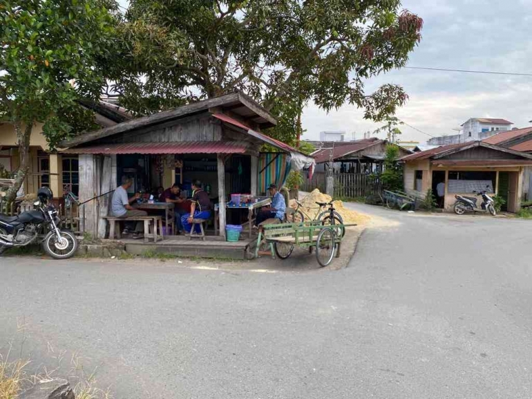 Warkop Sebatung di Kotabaru, Kalimantan Selatan: menjadi ajang silahturahim warga (Foto: Dokumentasi pribadi Ari Junaedi)