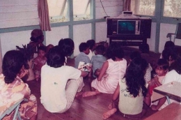 Nonton televisi hitam putih di masa Orde Baru. Sumber: Facebook Kota Jogja
