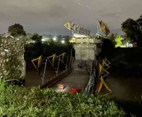 Jembatan Kayu Gadang yang terban kembali akibat terjangan air Sungai Batang Anai. (foto dok pribadi)