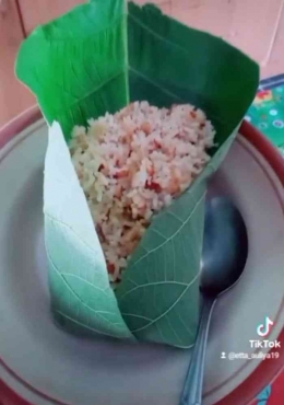 Makan nasi goreng beralas daun jati pun jadi materi konten (ist/tangkapan layar TikTok etta_auliya19)