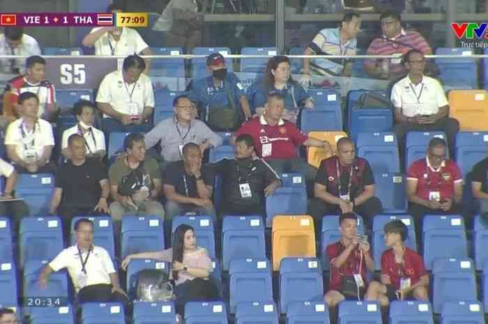 Indra Sjafri beserta staf pelatih melihat laga Vietnam Vs Thailand. (Foto: akun youtube VTV5)