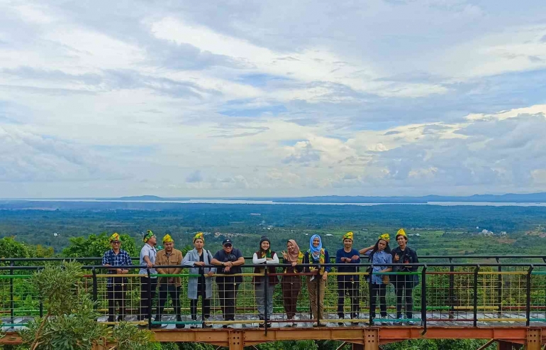 Taman Hutan Meranti, salah satu wisata ikonik Kabupaten Kotabaru. Dari sini pengunjung dapat melihat indanya Bumi Saijaan (Dok. Pribadi)