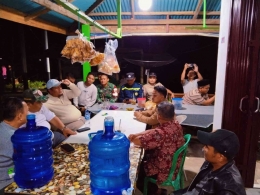 Diskusi bebas di lapau kopi menjadi kebiasaan tersendiri dalam masyarakat Minangkabau. (foto dok pribadi)